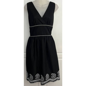 Black Sleeveless Dress with White Embroidery by Mint Green Size M